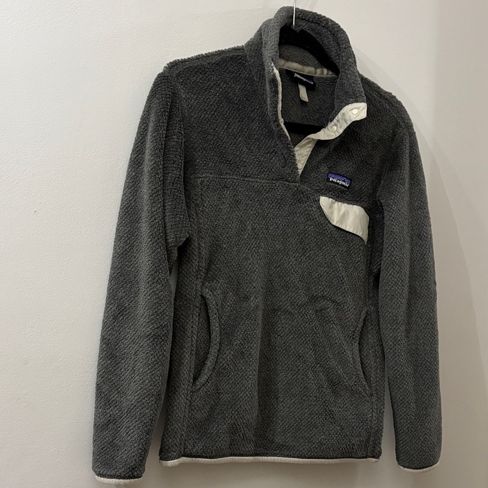 Patagonia womens medium gray sweatshirt  in Charcoal - high neck - front pocket